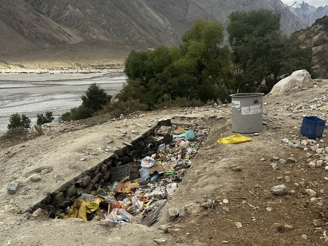 9 Paiju scavo per rifiuti