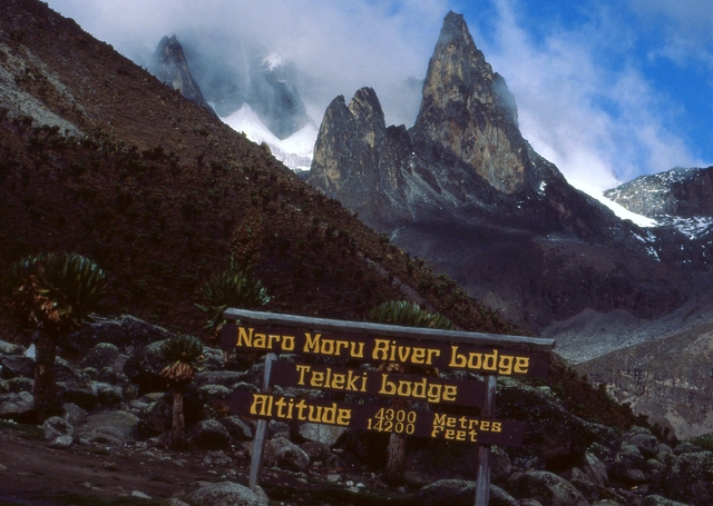 1 Punta John e sullo sfondo lattacco del Diamond Couloir Genn 1989