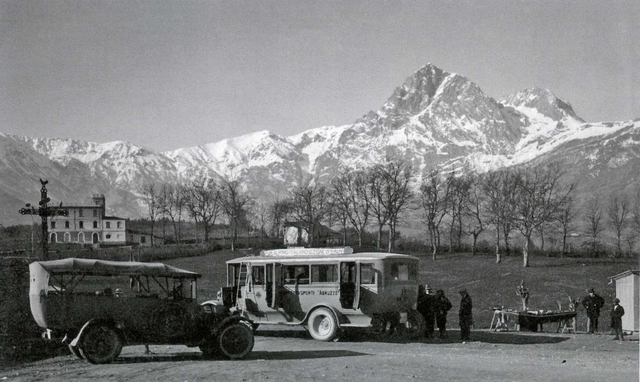 Corriere in partenza da Isola del Gran Sasso. Sullo sfondo la parete E