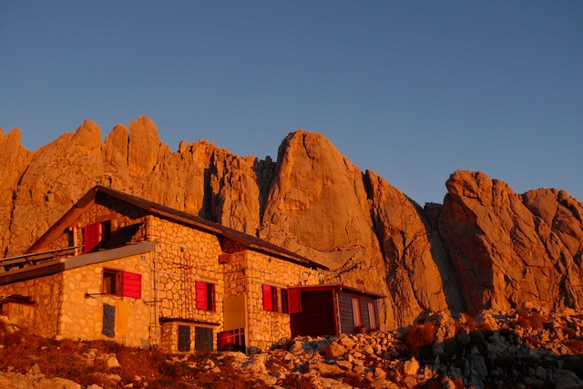 26 Il rifugio Franchetti oggi e il Monolito foto Mjpg