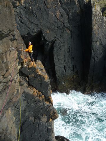 Sul lungo traverso del primo tiro di Right Angle a Gurnards Head North Coast