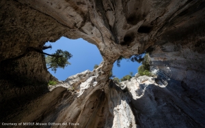 LA GROTTA DEL’EDERA  Da &quot;tempio sacro&quot; del Finalese a parco giochi esclusivo - Un approccio che getta ombre e pone interrogativi sul futuro del rapporto tra arrampicata e natura. Alcune considerazioni sul Red Bull Ivy